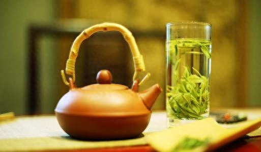 秋季喝什么茶好？绿茶清热、红茶暖胃，搭配牛奶和柑橘更有好处-小南北茶评