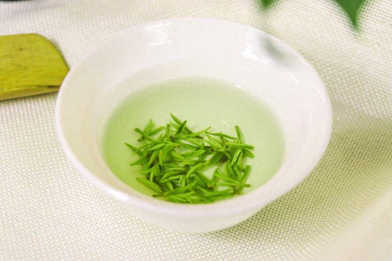 绿茶与红茶，哪个适合有高血压的人喝？每天一次喝多少 合适？-小南北茶评