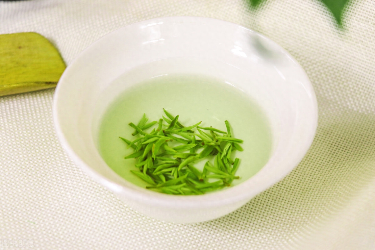 绿茶与红茶，哪个适合有高血压的人喝？每天一次喝多少 合适？-小南北茶评