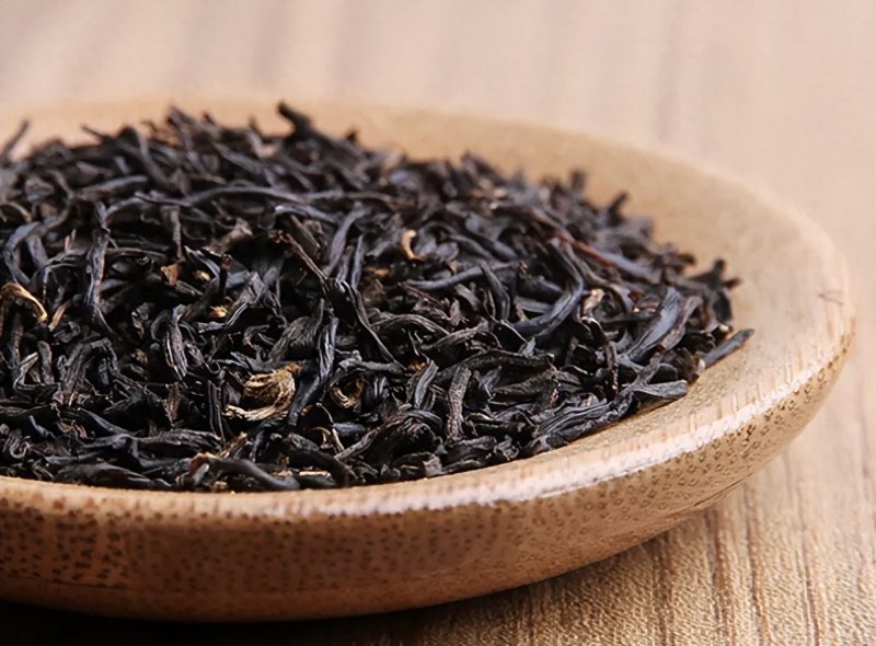 为什么懂茶的人冬天都喜欢喝红茶？大叶的红茶有哪些 品种？-小南北茶评