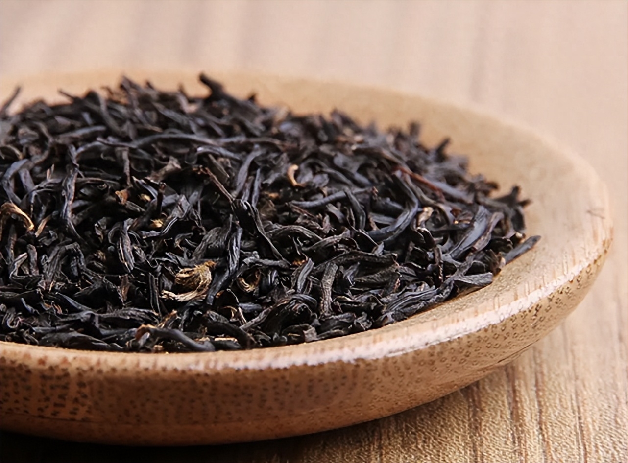 为什么懂茶的人冬天都喜欢喝红茶？大叶的红茶有哪些 品种？-小南北茶评